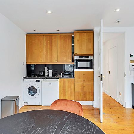 One-Bedroom Abode With A Balcony In Central Londres Extérieur photo