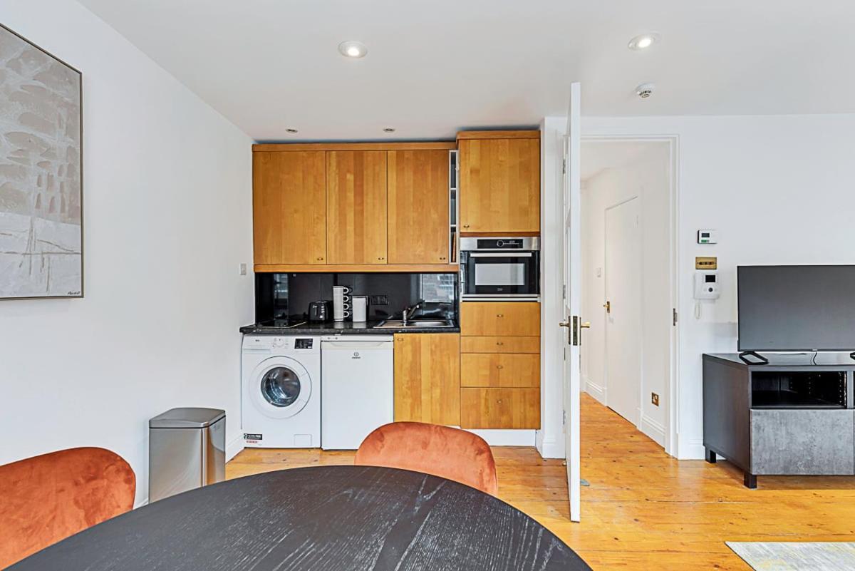 One-Bedroom Abode With A Balcony In Central Londres Extérieur photo