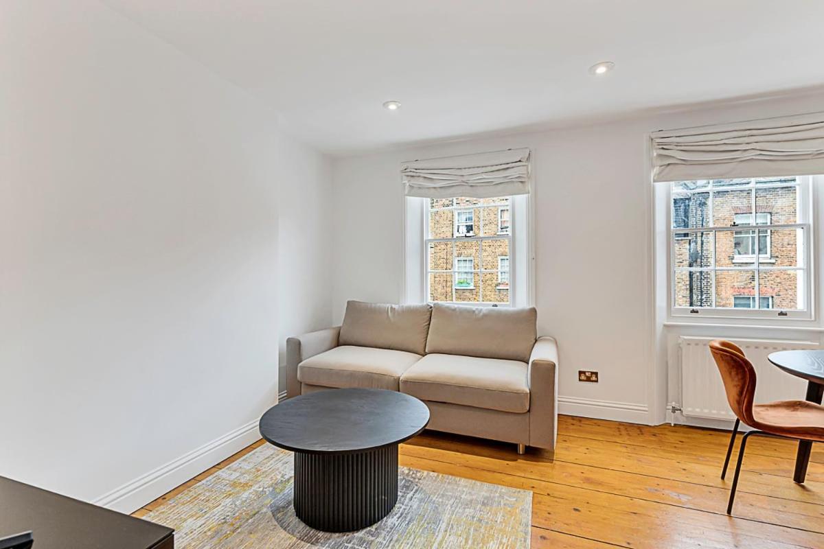 One-Bedroom Abode With A Balcony In Central Londres Extérieur photo