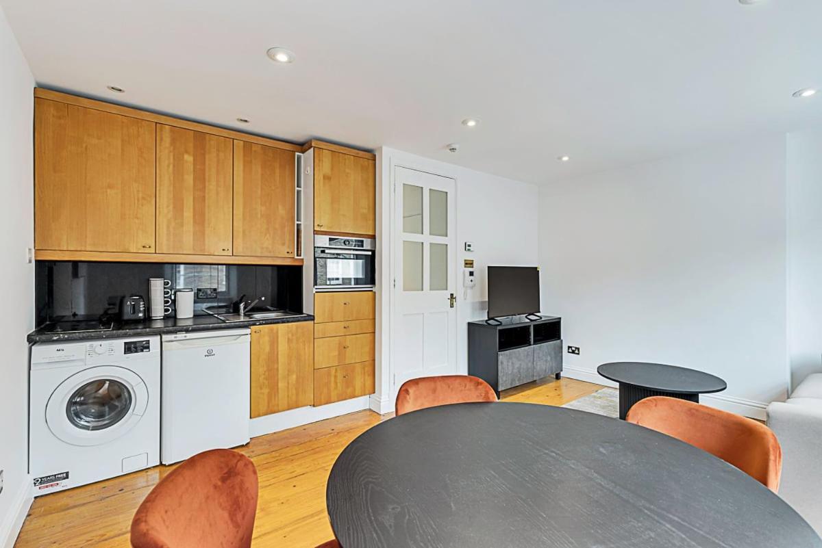 One-Bedroom Abode With A Balcony In Central Londres Extérieur photo