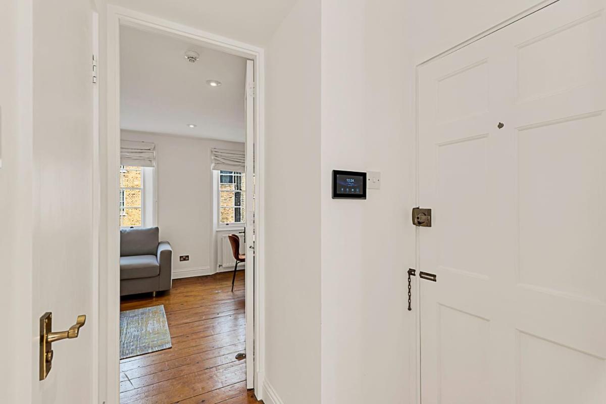 One-Bedroom Abode With A Balcony In Central Londres Extérieur photo