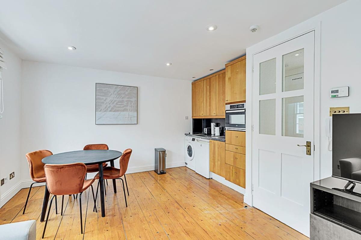 One-Bedroom Abode With A Balcony In Central Londres Extérieur photo